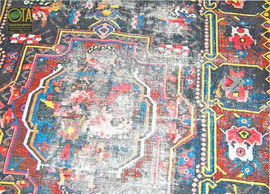 Abgetreten Stellen an einem alten Kaukasus brauchen eine Teppichrestauration und Retuschieren