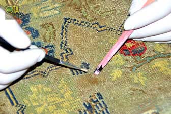 Unser Spezialist entfernt bei antikem China Teppich mit Pflanzenfarben alle Flecken