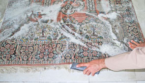Reinigung von Teppichfransen mit Naturseife